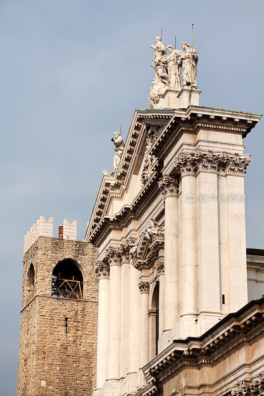 位于布雷西亚的大教堂Cattedrale di Santa Maria Assunta的入口细节